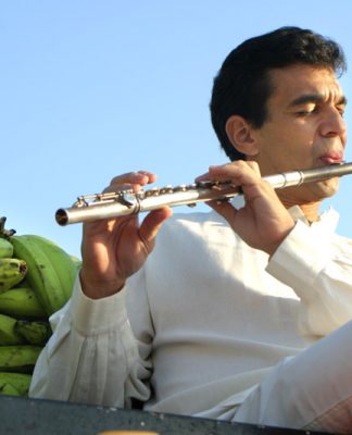 @HuascarBarradas suena su flauta entre ballenas y tonadas; por @leonmagnom