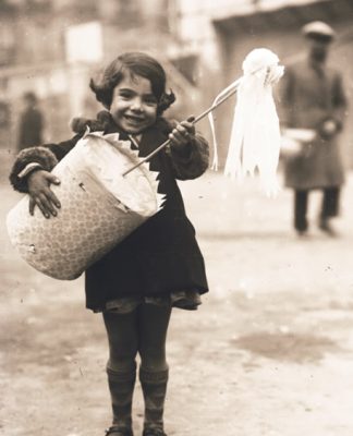 La niña tocando la zambomba